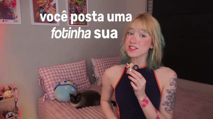 Frame do hot take 'você posta uma fotinha sua', gravado no quarto da Steph com o gato no sofá