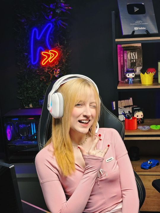 Steph de headset branco no estúdio do KaBuM!