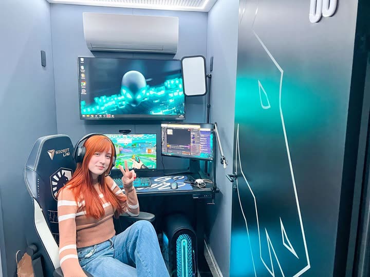 Steph fazendo live no setup da Team Liquid