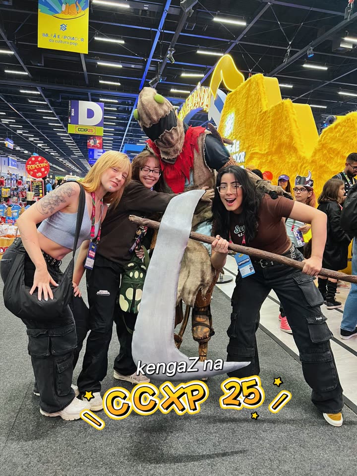 Steph e as KengaZ na CCXP 25 com um cosplayer