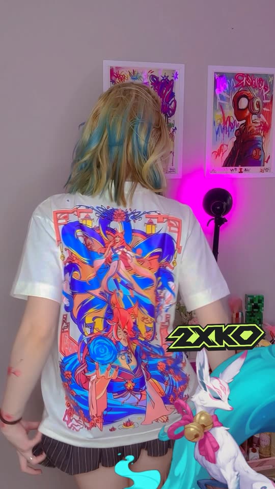 Steph de costas mostrando a camiseta da Ryumen Concept